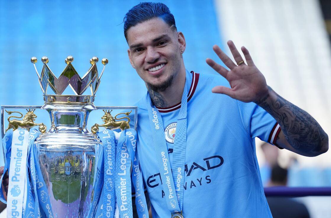 埃德森谈染蓝发原因,谈捧杯重要影响因素并非压力_曼城_比赛_奖杯