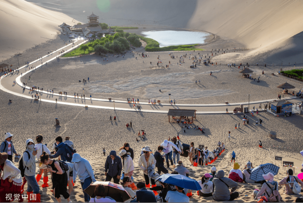 甘肃酒泉鸣沙山月牙泉景区迎旅游旺季-搜狐大视野-搜狐新闻