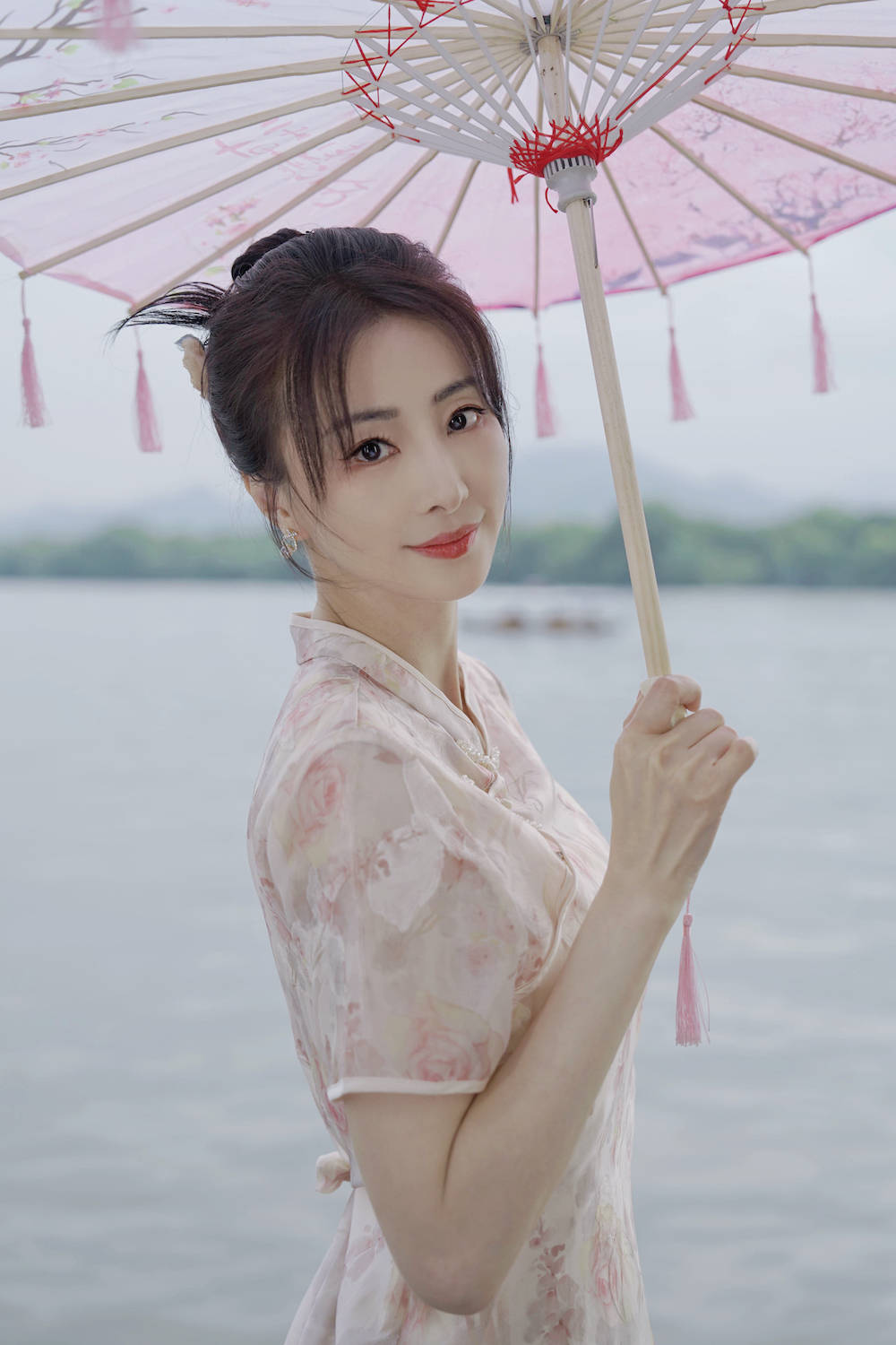 演员林静系列新中式大片曝光 多维展现古典东方美_旗袍_电视剧_观众