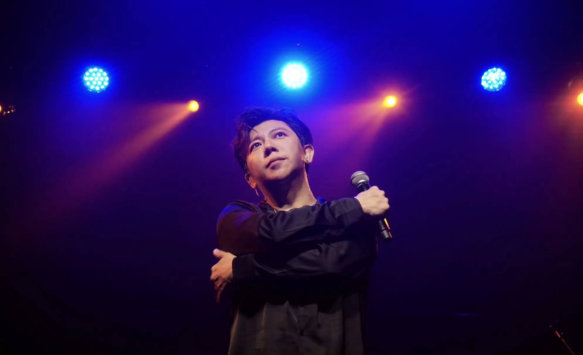 胡海泉新歌《走向光明未来》上线 致敬无悔青春追梦人