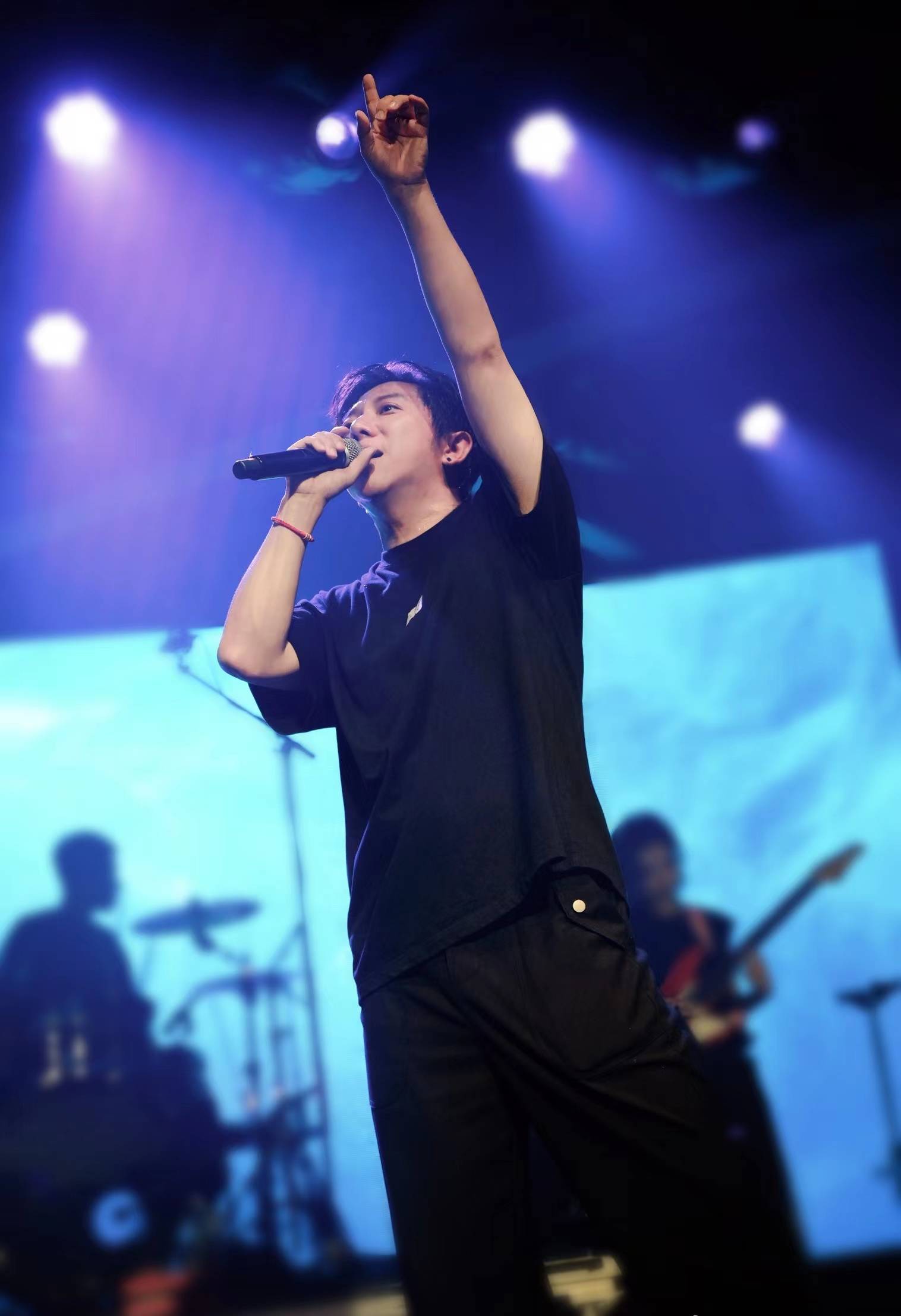 胡海泉新歌《走向光明未来》上线 致敬无悔青春追梦人