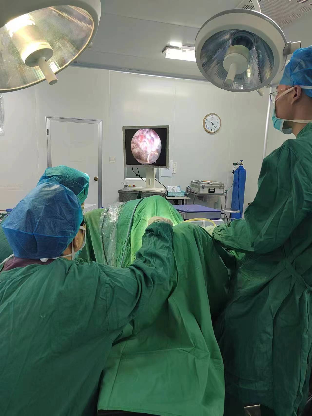 医院成功开展首例宫腔镜下子宫黏膜下肌瘤和内膜息肉切除术