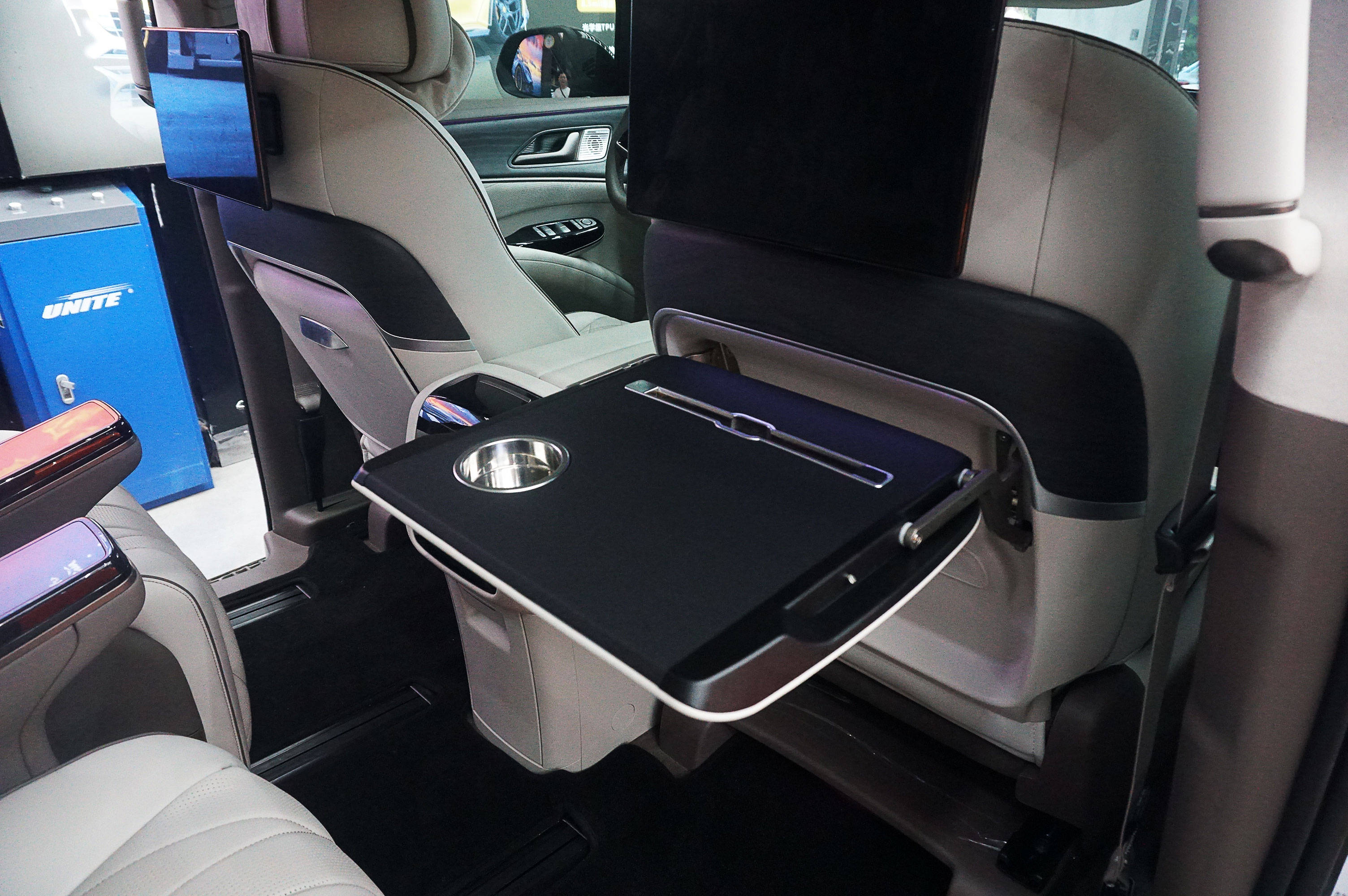 长沙实体改装店 商务车改装 腾势d9改装 商务车加装小桌板_搜狐汽车