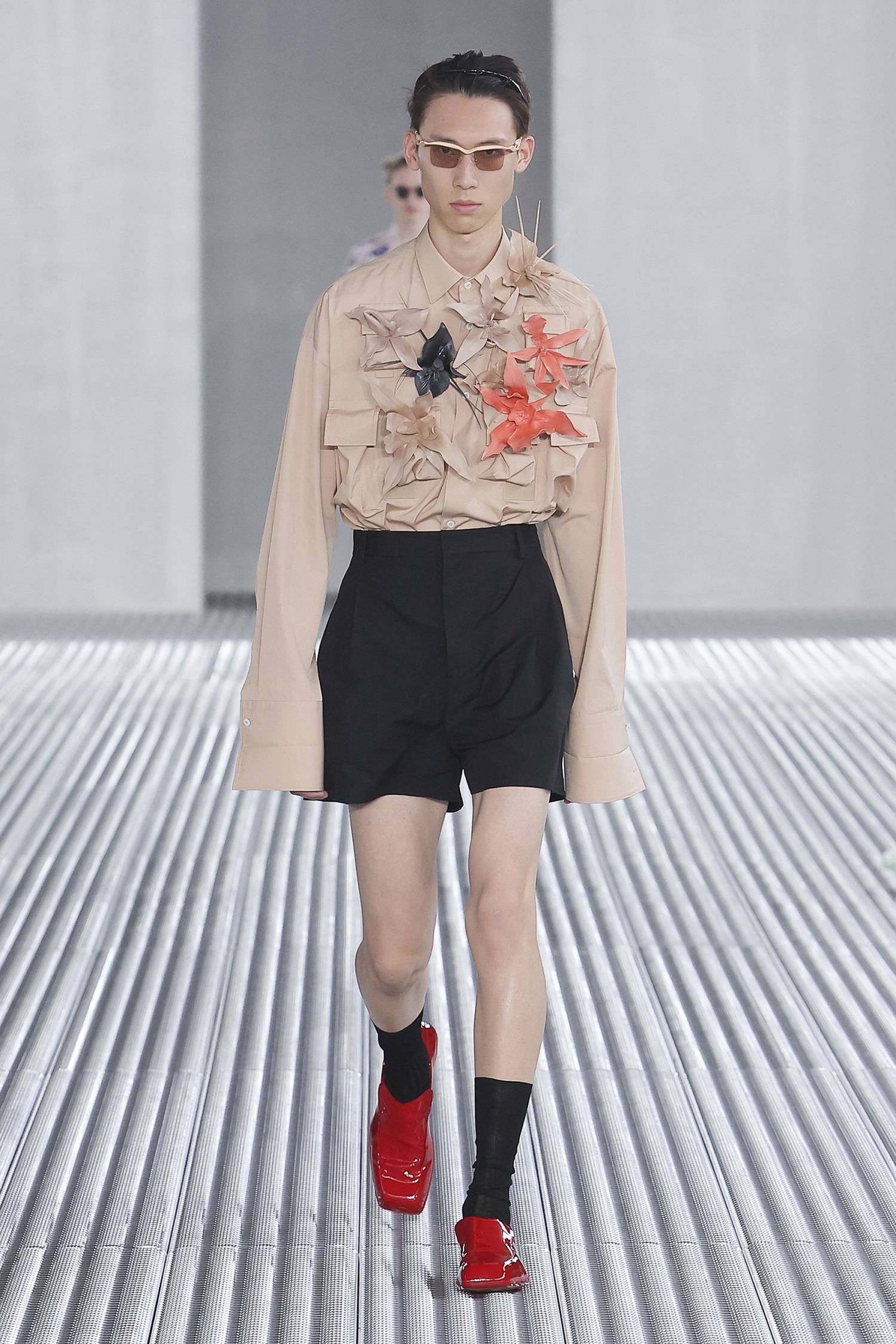 prada 2024春夏男装时装秀 给男人加点色_流动_服装_身体
