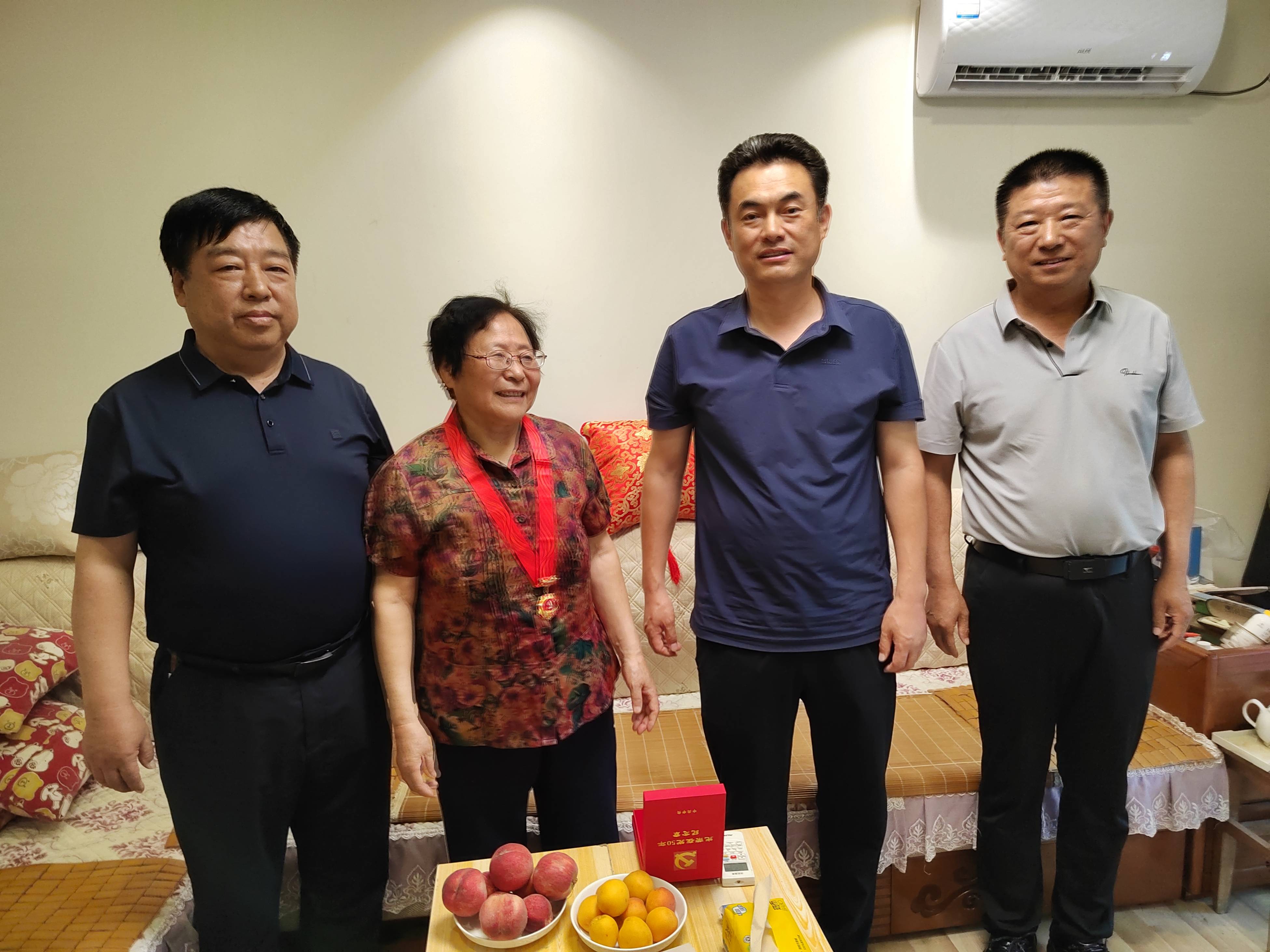 濮阳市教育局党组书记,局长高尚功走访慰问油田十三中"光荣在党50年"