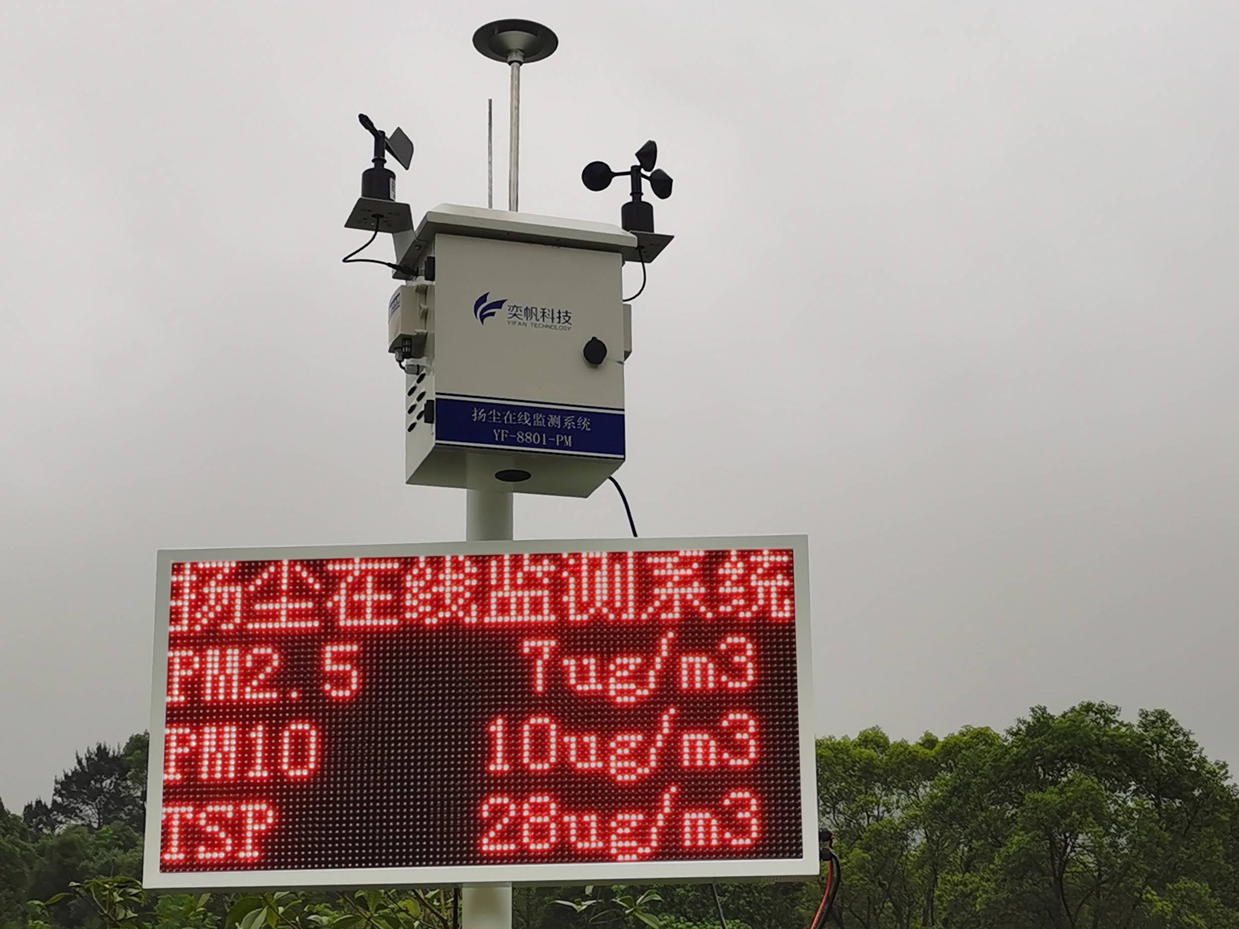 蔚蓝天空下的自然之美与环境保护