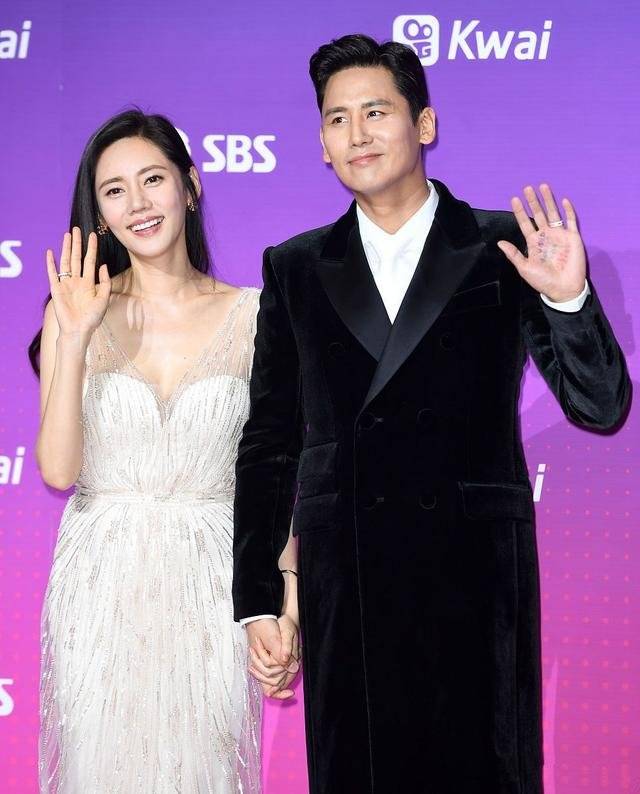 《同床异梦》时,向大家展示了一对韩中演员夫妇的新婚生活,赢得了大众
