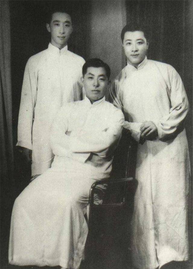 张学良(中间坐者)和张学曾,张学思的珍贵合影,一袭白衫,儒雅帅气.