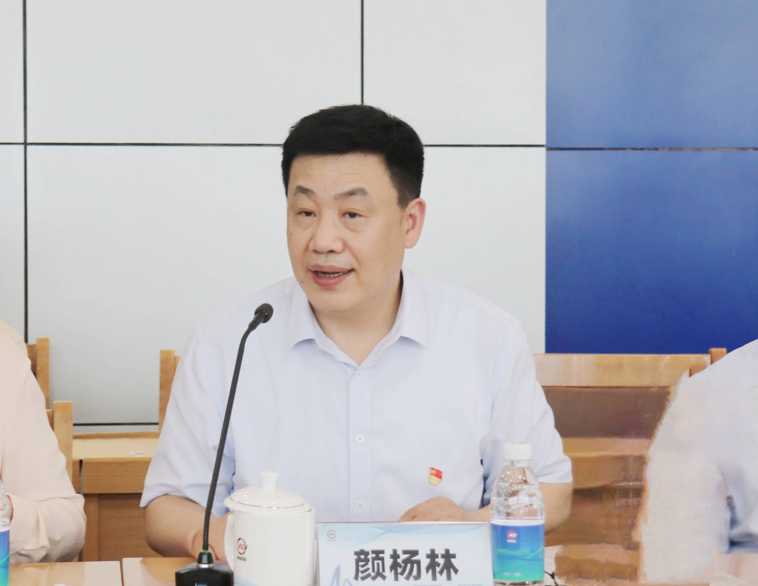 数经联党支部书记颜杨林,副会长卜安洵,厉达,方静燕,李明目先后作大会