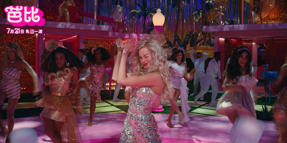 真人电影《芭比》曝"粉红出逃"版预告 芭比人间冒险粉刺激_乐园_影片