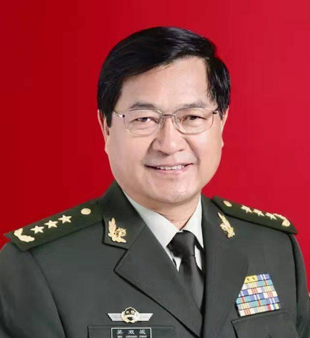 他18岁入伍,54岁任武警司令员,59岁被授予上将警衔