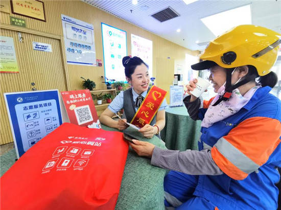 中国电信淮安分公司“爱心翼站”为户外工作者“送清凉” (图2)