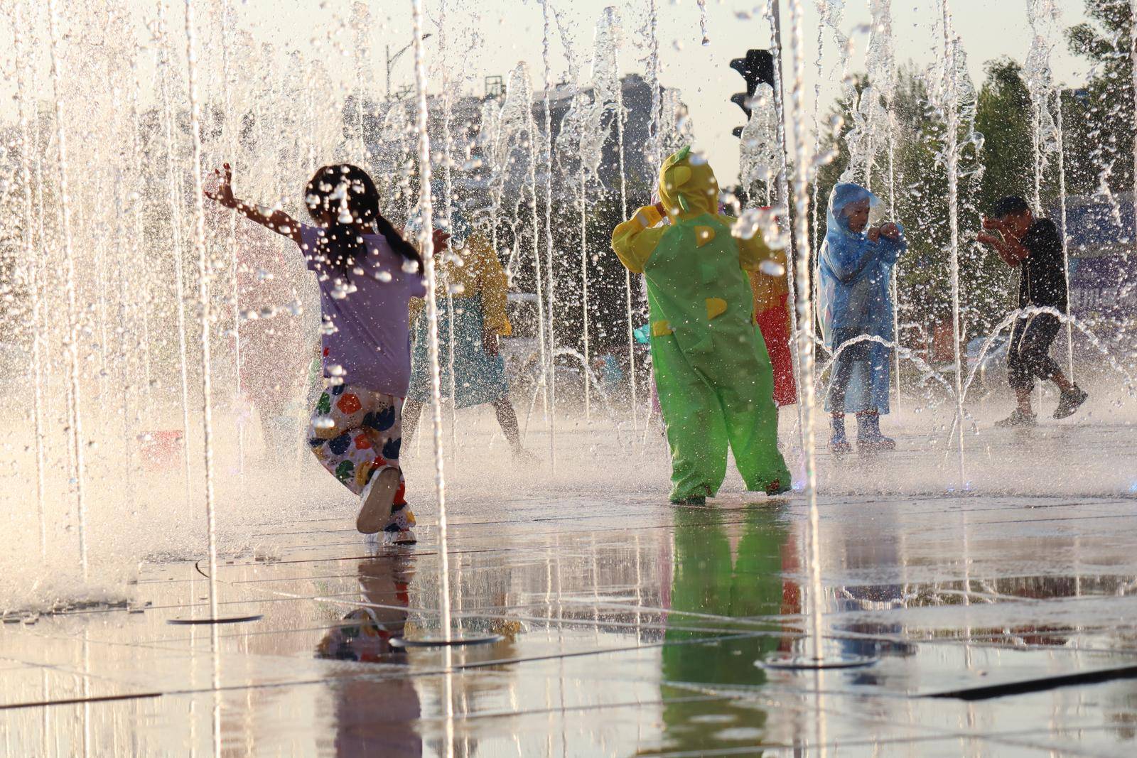 组图| 烈日下的银川:一半是火焰,一半是海水_避暑_酷暑_消息报