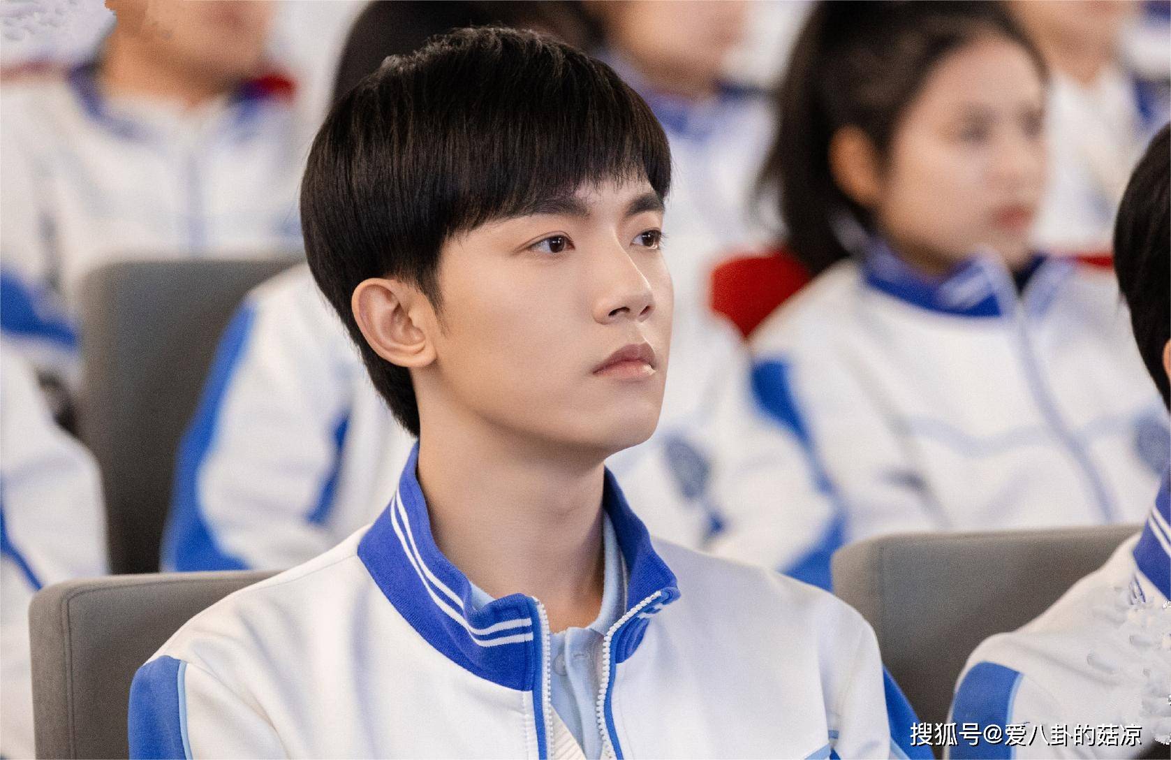 儿子江宇的扮演者是李明德,科班出身,2018年正式出道,长相清爽,演技