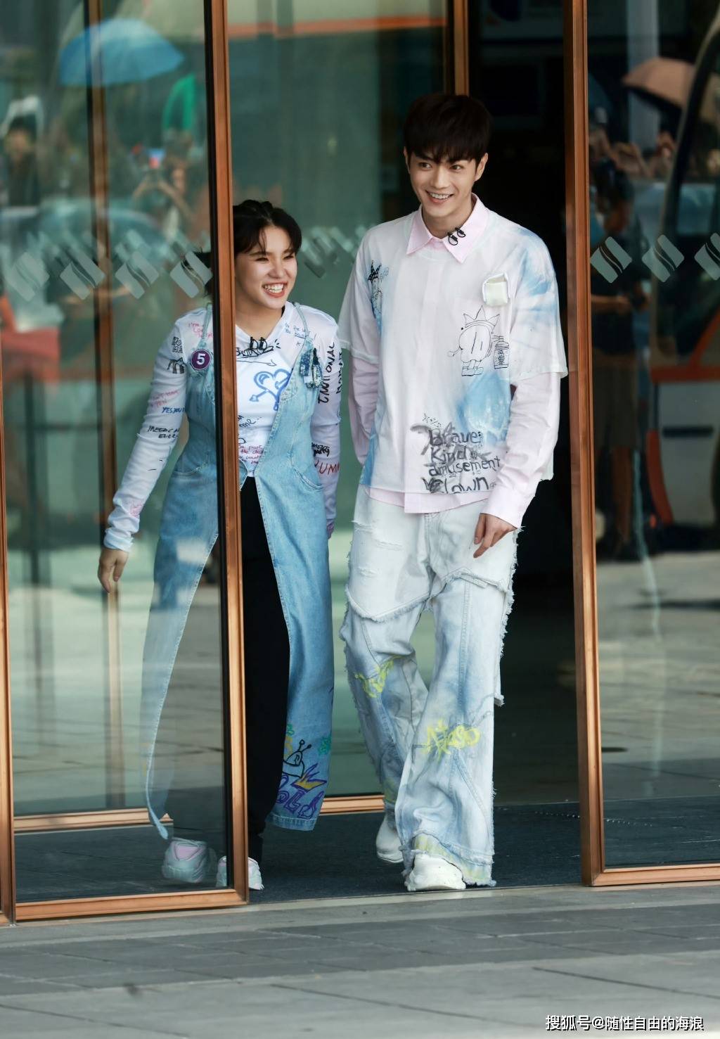 杨幂,许凯,黄明昊,大张伟录制《密室大逃脱》 路透_小桃_行走_模板