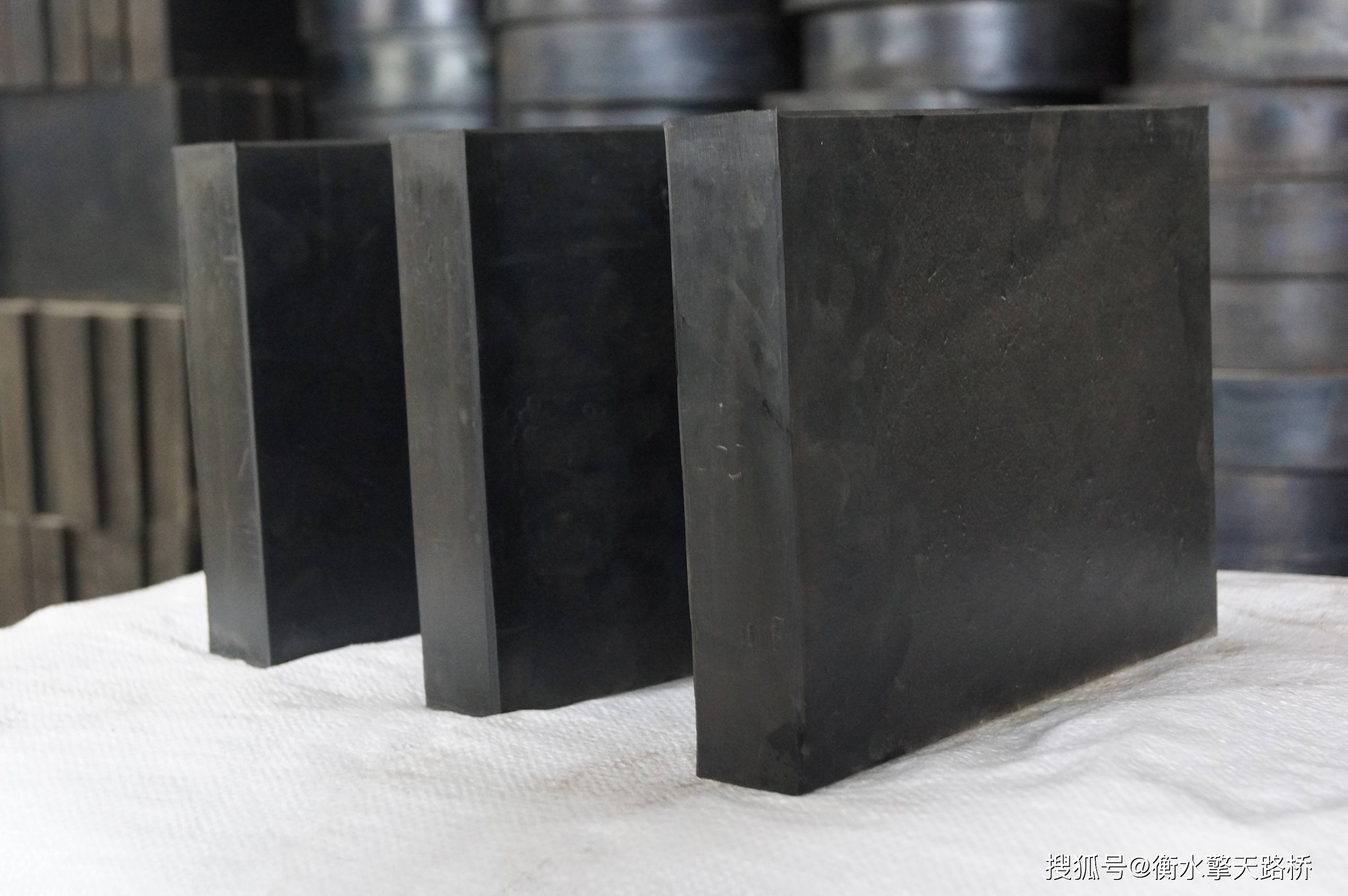 天然橡胶缓冲垫 防滑耐磨减震橡胶档块加厚桥梁防震橡胶垫板_支座