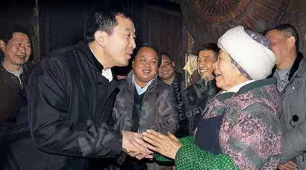 这位县委书记辞职时,50万百姓挽留,他却说梦想是仗剑天涯?