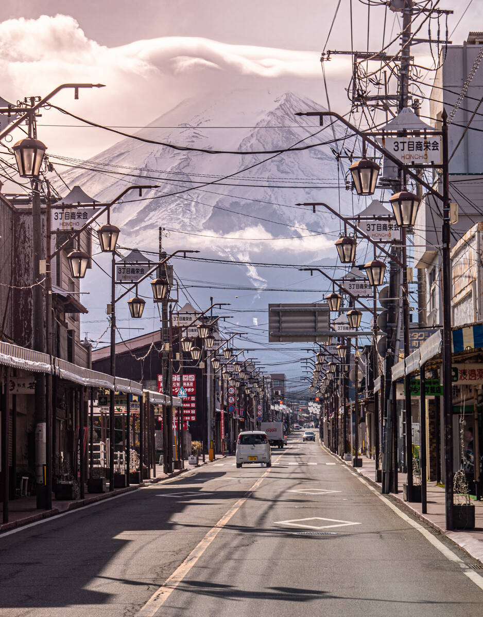 在日本特色街道和富士山放在同一个镜头下,简直很哇塞很日系啦!
