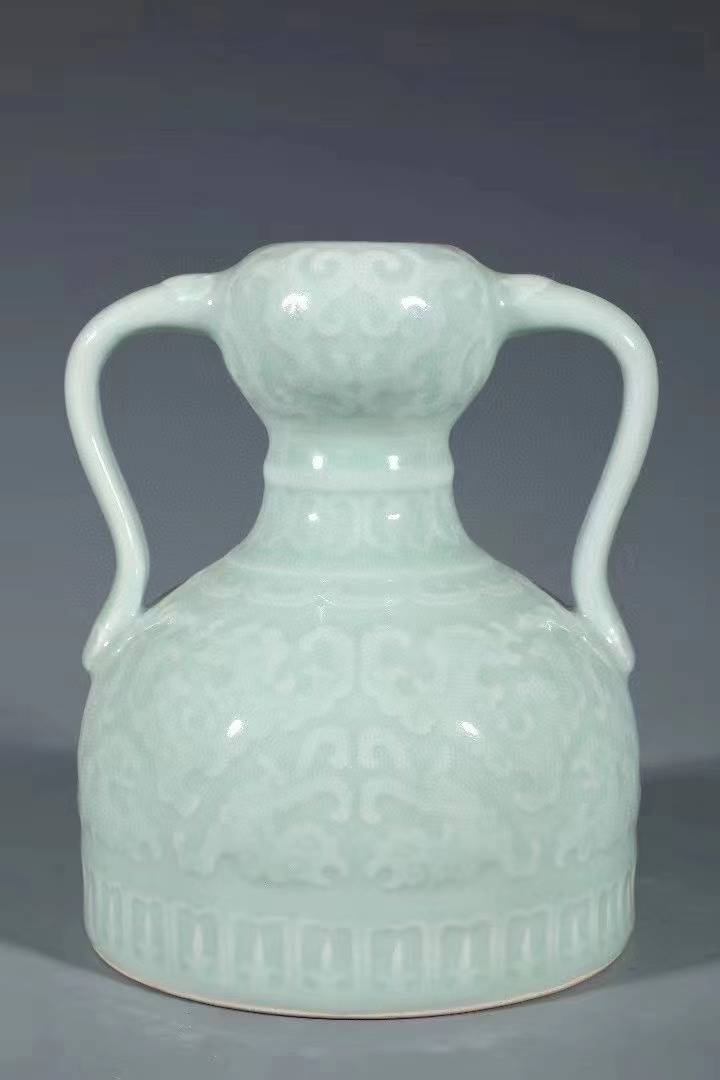 清乾隆 冬青釉暗刻夔龙如意耳尊_釉色_瓷器_双喜