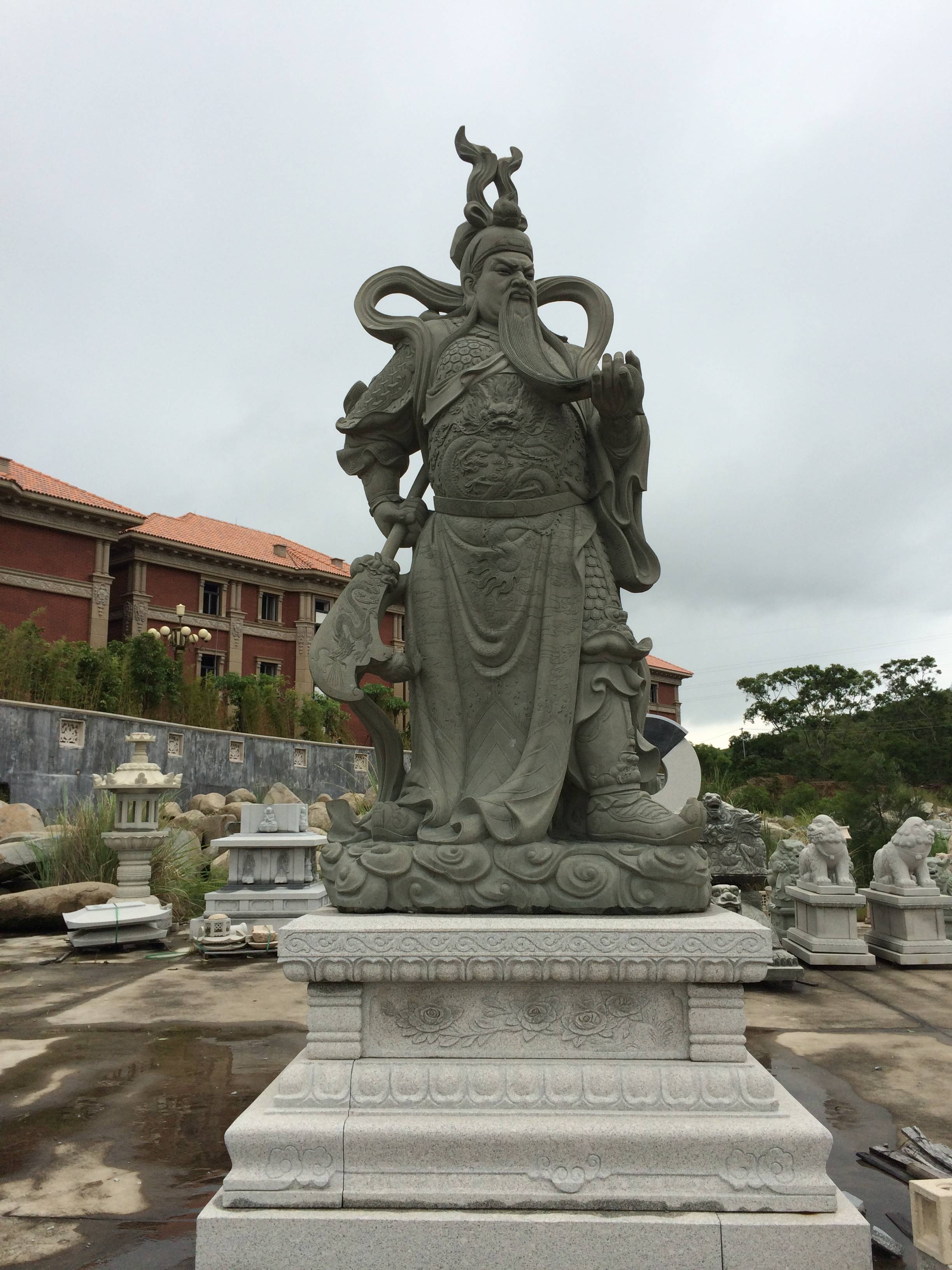 关公石雕像为什么身着皇袍?_关羽_中国_文化