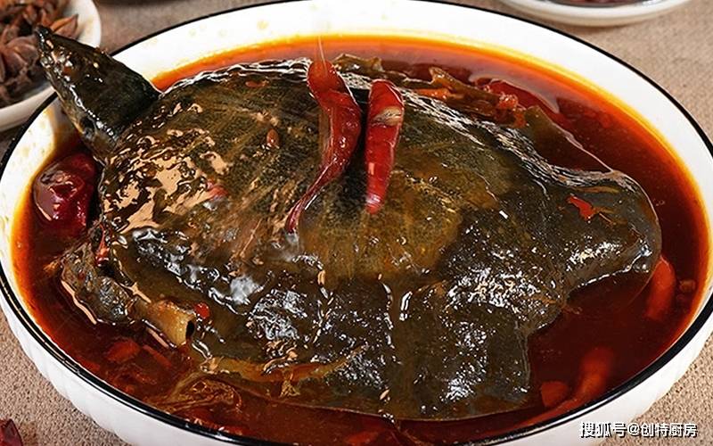 烹饪甲鱼的技法很多,诸如可红烧,白煨,红煨,清炖,黄焖,涮锅,生焗,生汆