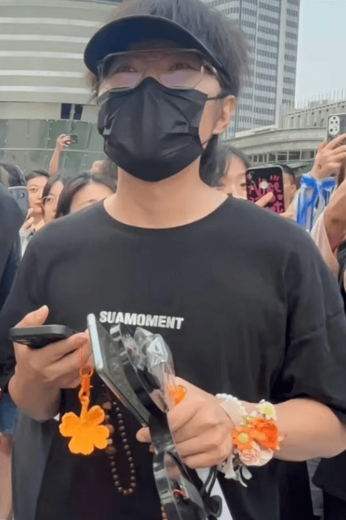 黄锐带四叶草应援物看TFBOYS演唱会 被拒绝入场-搜狐大视野-搜狐新闻