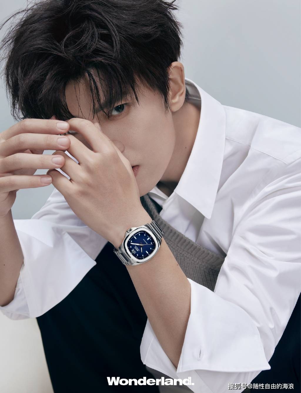 任嘉伦出镜《wonderland》杂志八月刊封面,轻松演绎多款造型_皮夹克