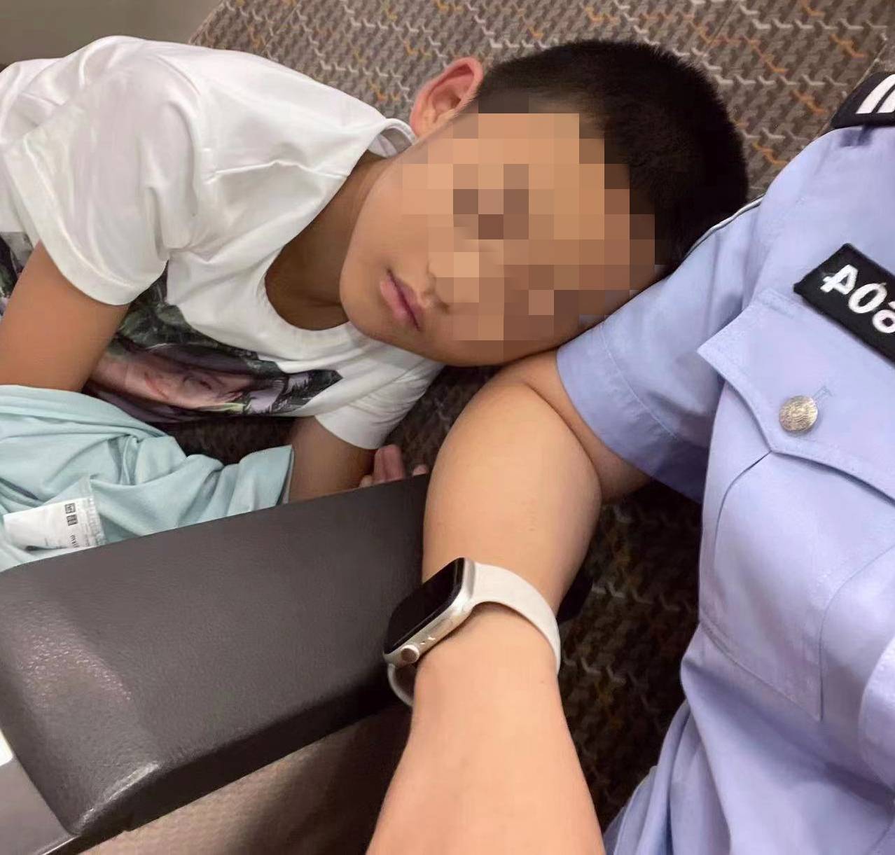 小朋友,警察阿姨带你到北京找爸爸