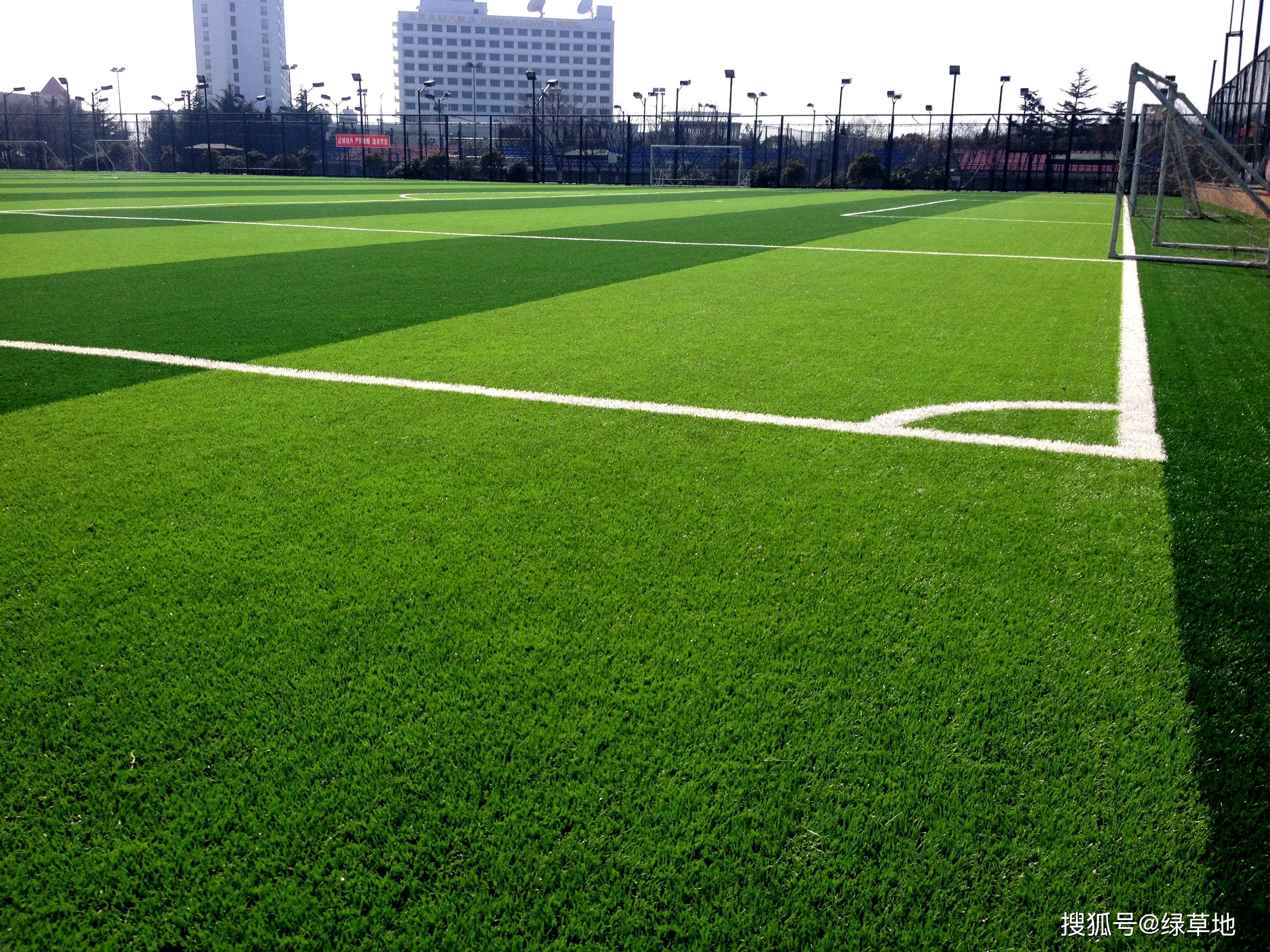 人造草坪具有良好的抗污性能和舒适度,是理想的室内足球场地面材料
