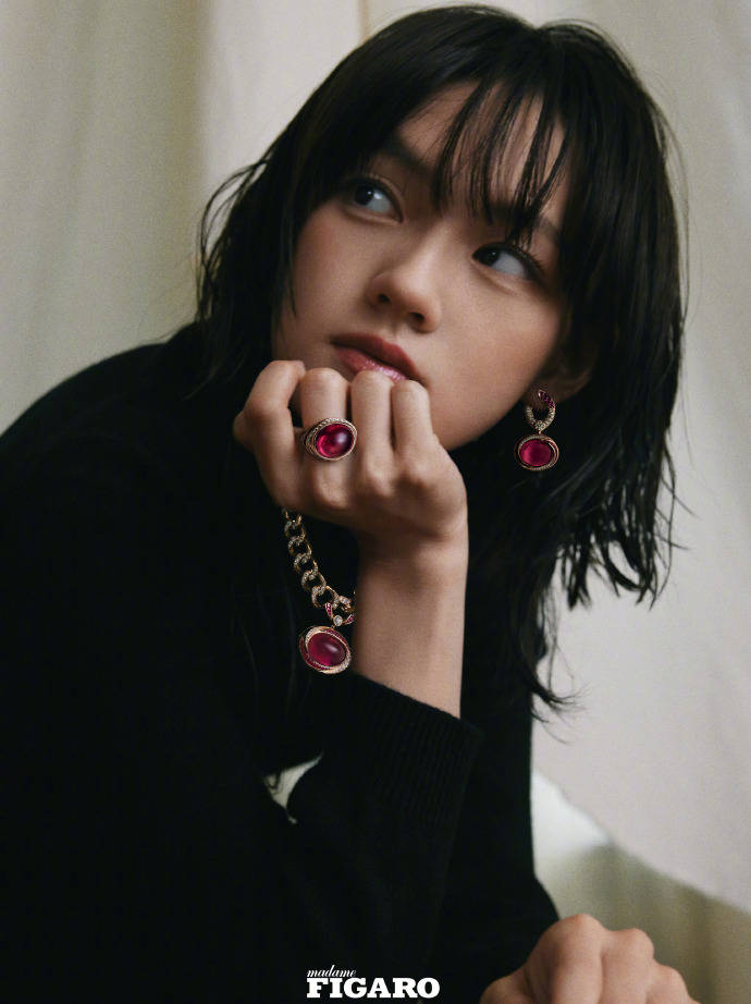 20岁文琪生日之际迎新封 穿抹胸礼服秀性感锁骨搜狐大视野搜狐新闻