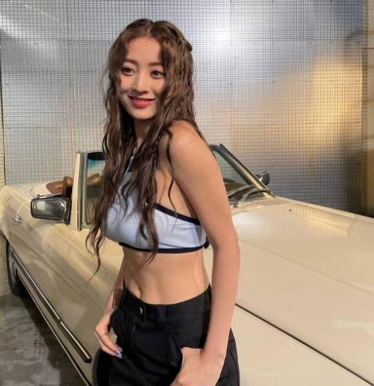 TWICE朴志效穿吊带裹胸衣拍美照 大秀健康小麦腹肌-沐风文化