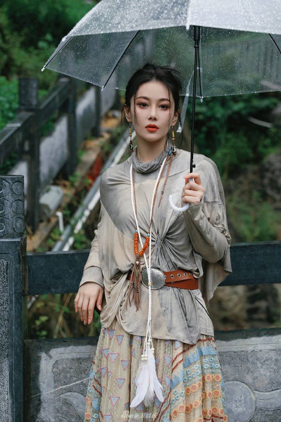 张馨予雨天撑伞写真曝光 抬眸看雨五官精致动人-搜狐大视野-搜狐新闻