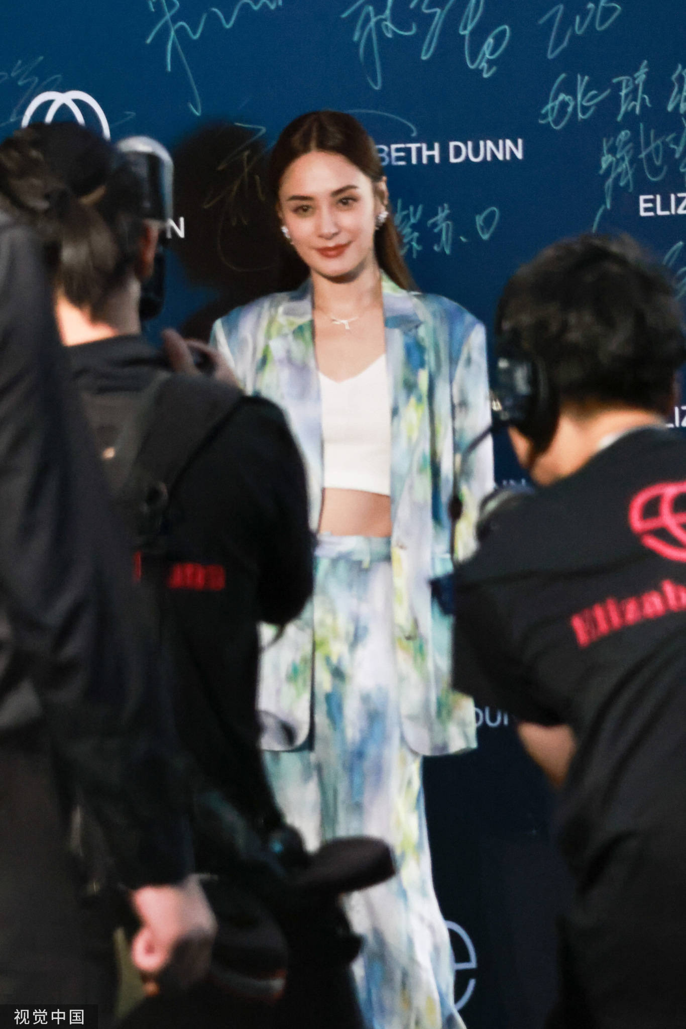 钟欣潼印花西装造型现身 台下优雅看秀生图好美-搜狐大视野-搜狐新闻