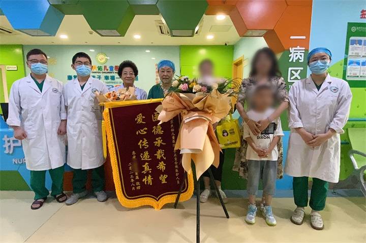 医师节里的鲜花与掌声——南京天佑儿童医院全院收到鲜花与锦旗