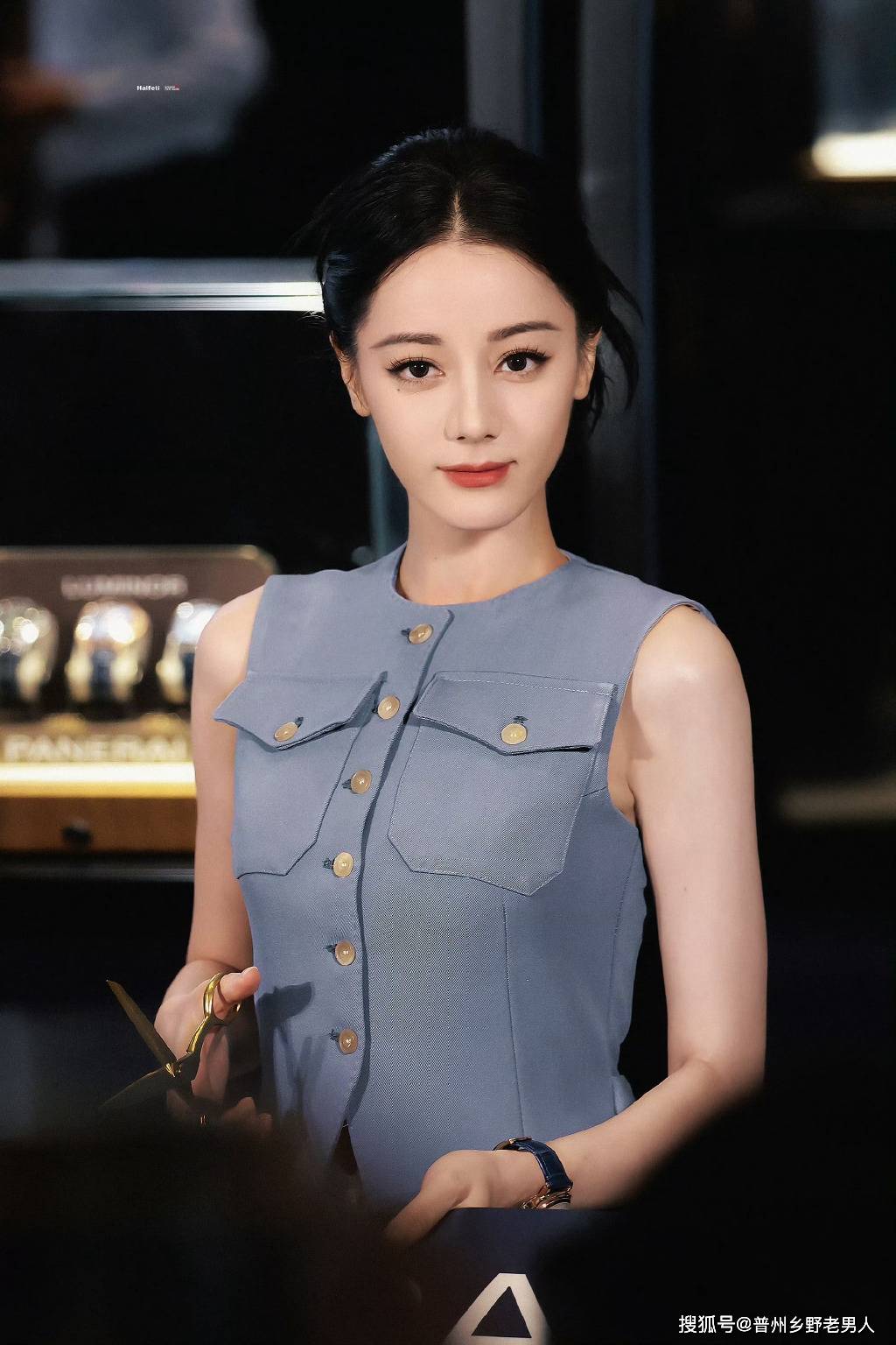 迪丽热巴成都现身,引爆现场人潮,网友:这就是一线女顶流的魅力!