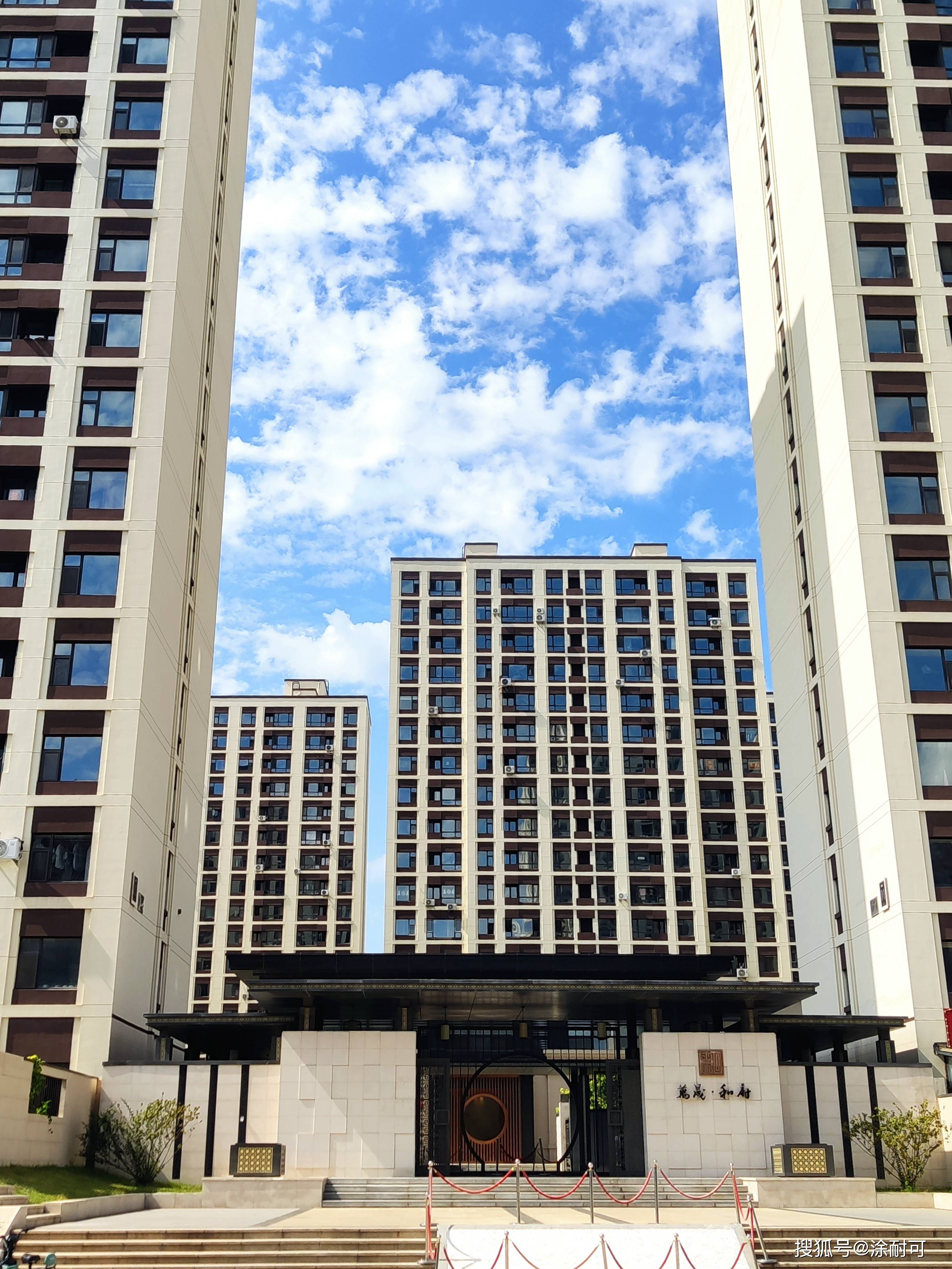 长春万晟和府住宅小区,建筑外立面选用涂耐可弹性质感涂料,作为高级