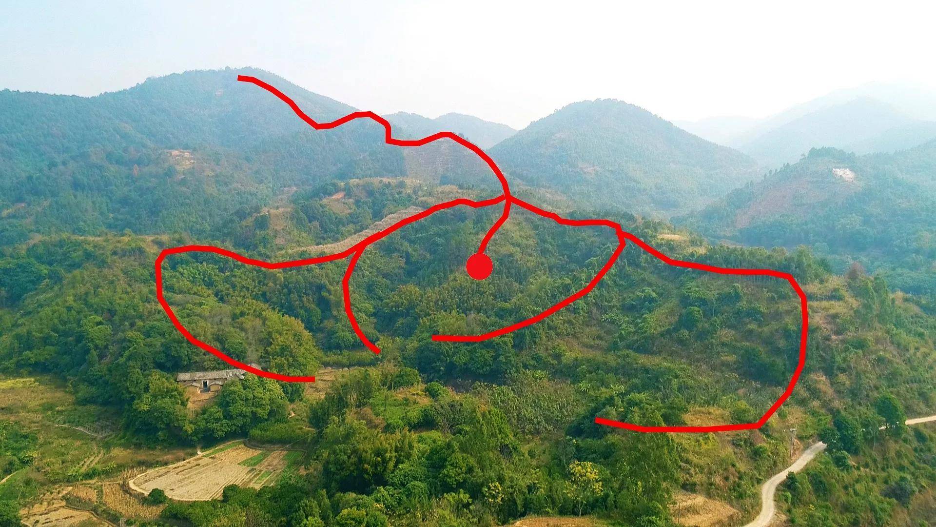 地,青龙砂收水有功,可富;来龙生动活泼,星峰变化,有贵气;案山近而端正