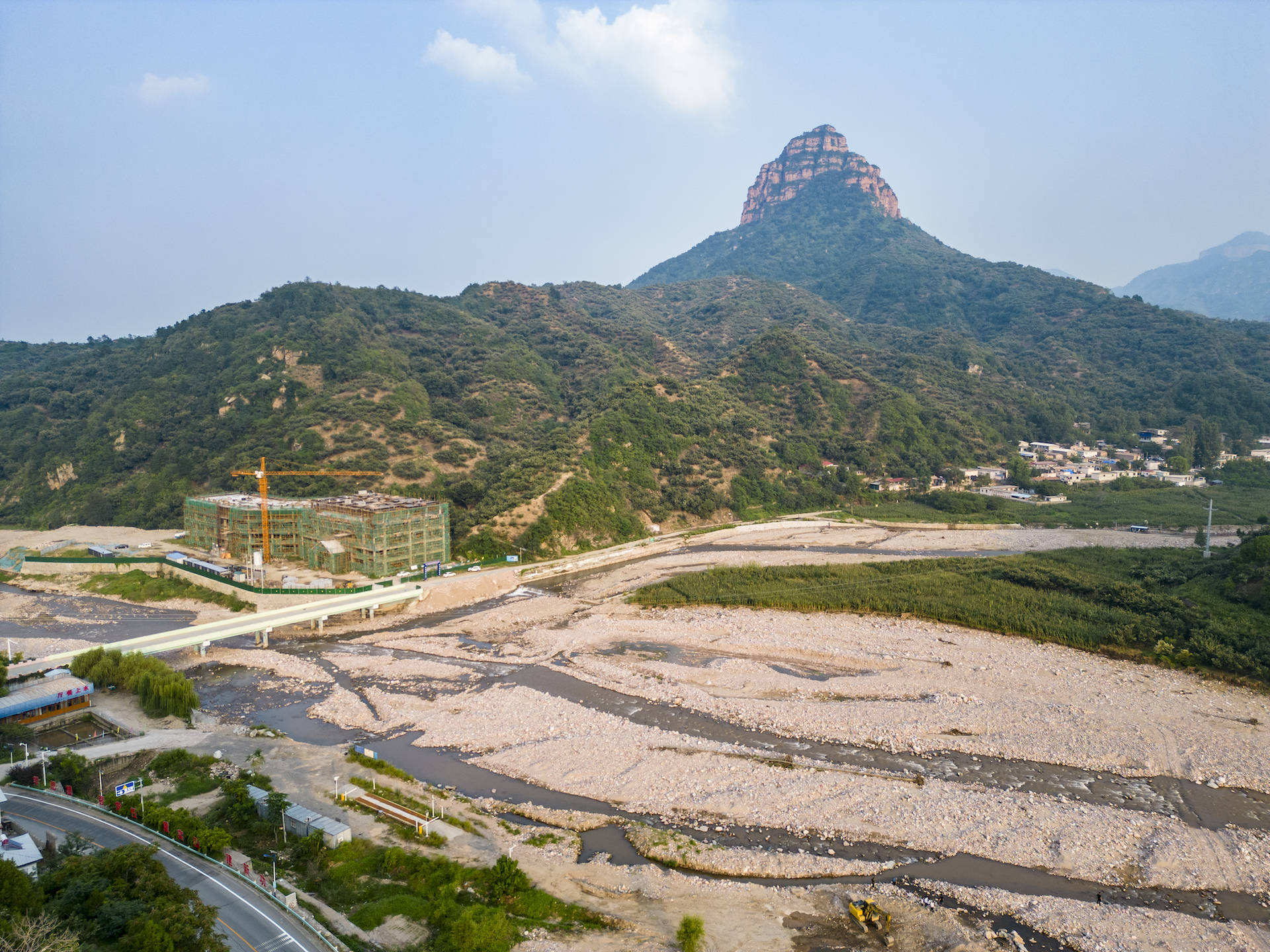 离客栈不远的位置就有好几处景区景点——天河山,邢台大峡谷,周公山
