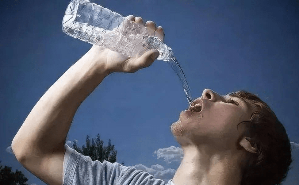 喝水后一直小便的人,和半天不去厕所的人,谁更健康?