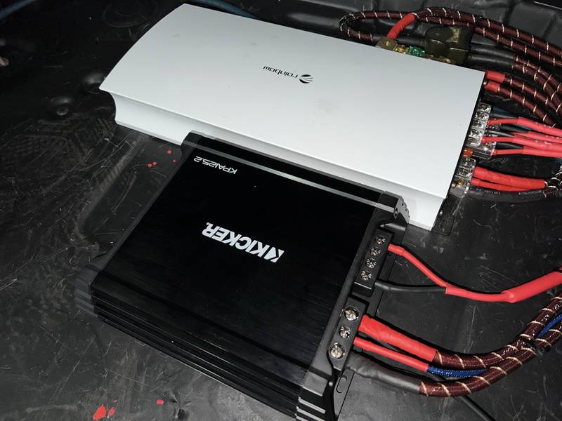 所以技师为汽车添加了一只美国k牌 箱体低音炮,它可以增加音乐在低频