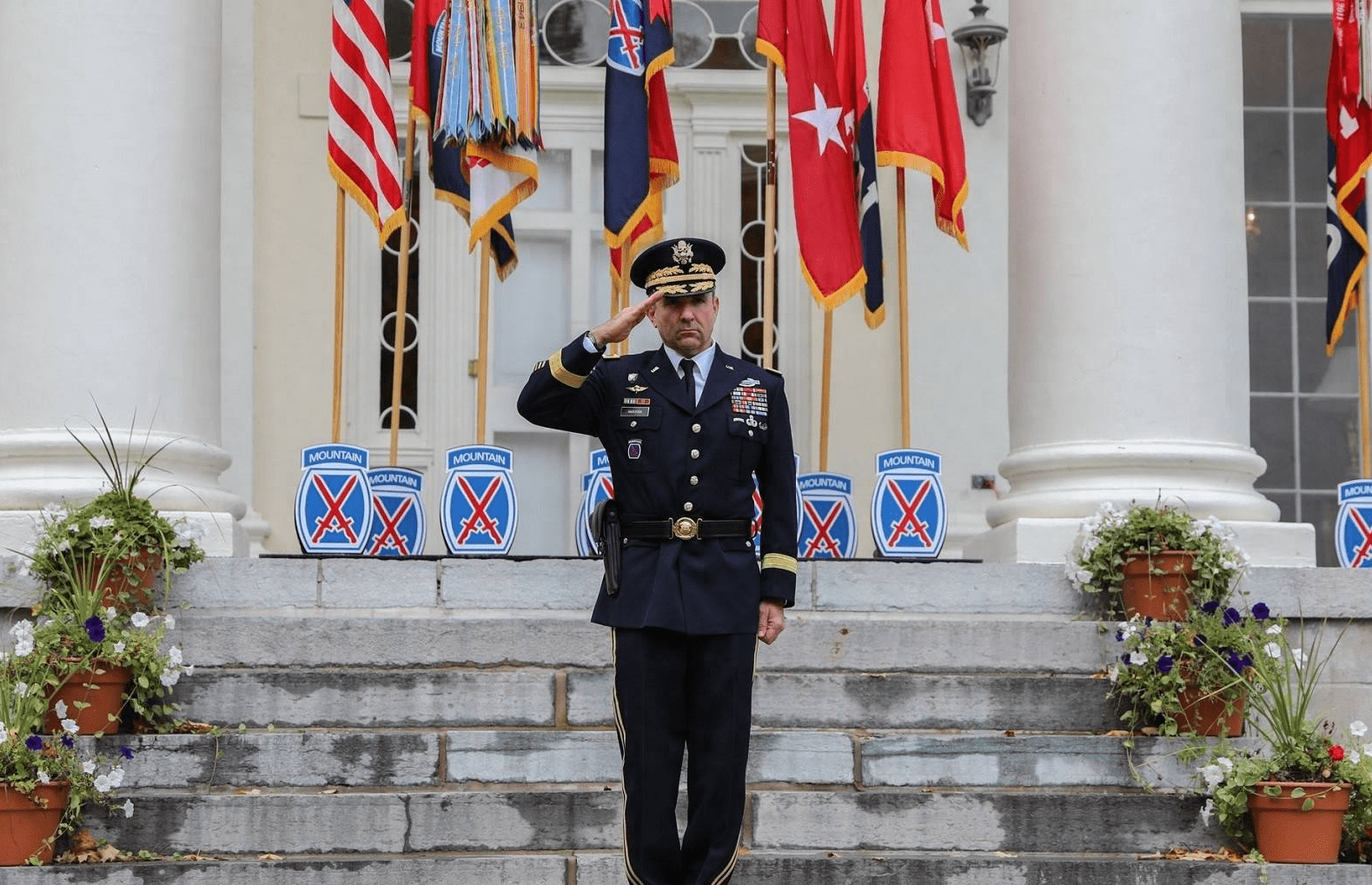 美国陆军机动战斗部队11个现役师指挥官一览,全部为少将军衔.