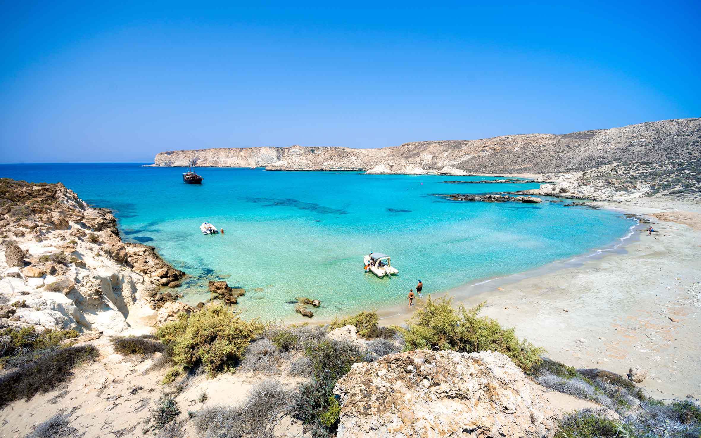 丝绸般蔚蓝色的海面延伸至远方衔接着同样蔚蓝的天空,石阶沿着陡峭的