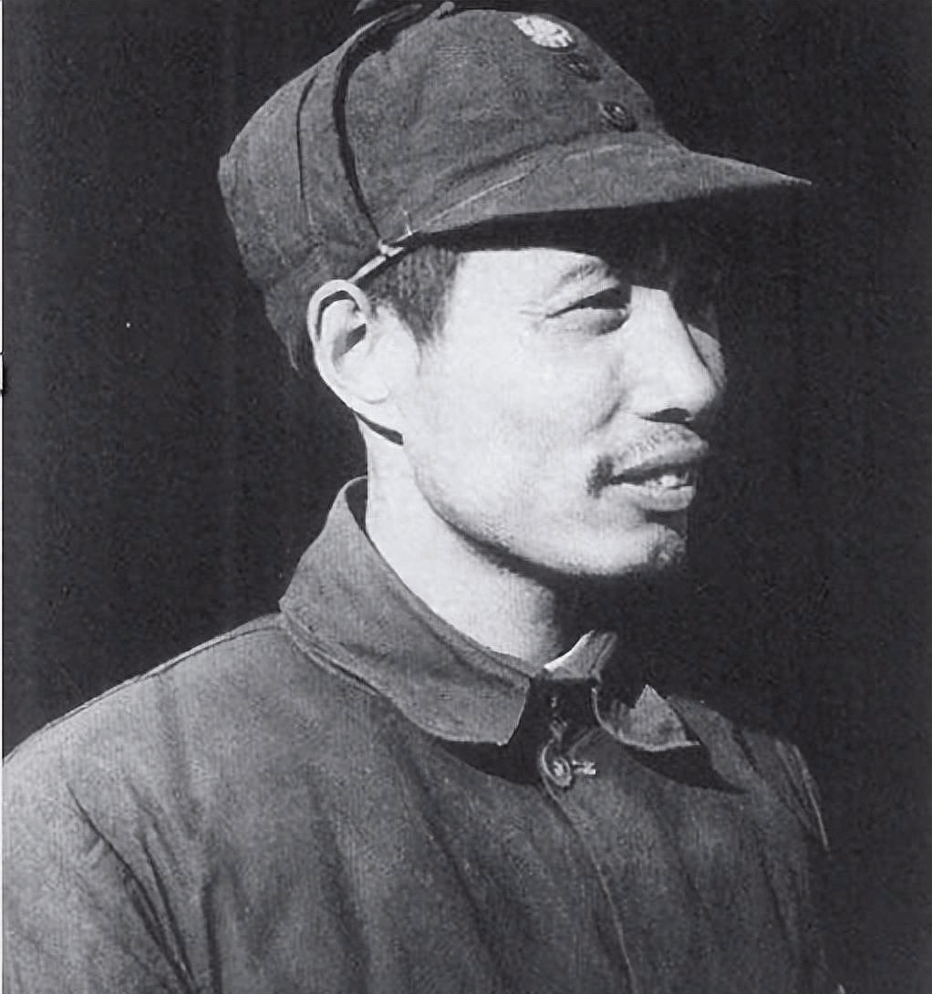 在门外,站着一位高高瘦瘦的将军,身边还跟随着几名穿灰布军装,背负着