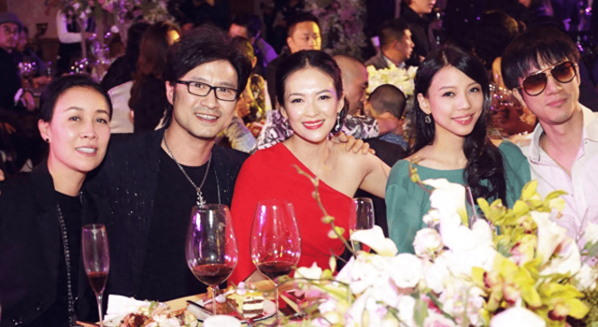 汪峰章子怡合体破婚变,一人牵一娃全程不互动,章妈疑露面_刘一飞_网友