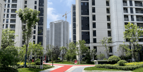 中交保利江语云城位于富春湾新城,高铁站旁,约30万㎡江语云城由中交&