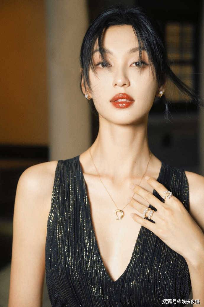 王丹妮一袭深v黑金条纹露背礼裙写真气质端庄优雅-搜狐大视野-搜狐新闻