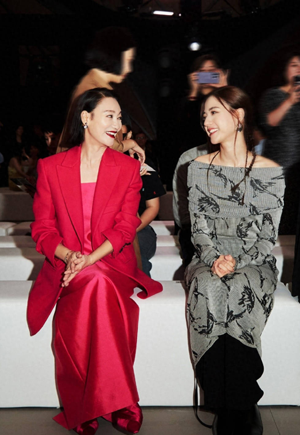 在后台拍摄的合照曝光后,人们更是非常好奇,纷纷议论杨钰莹的脸怎么了