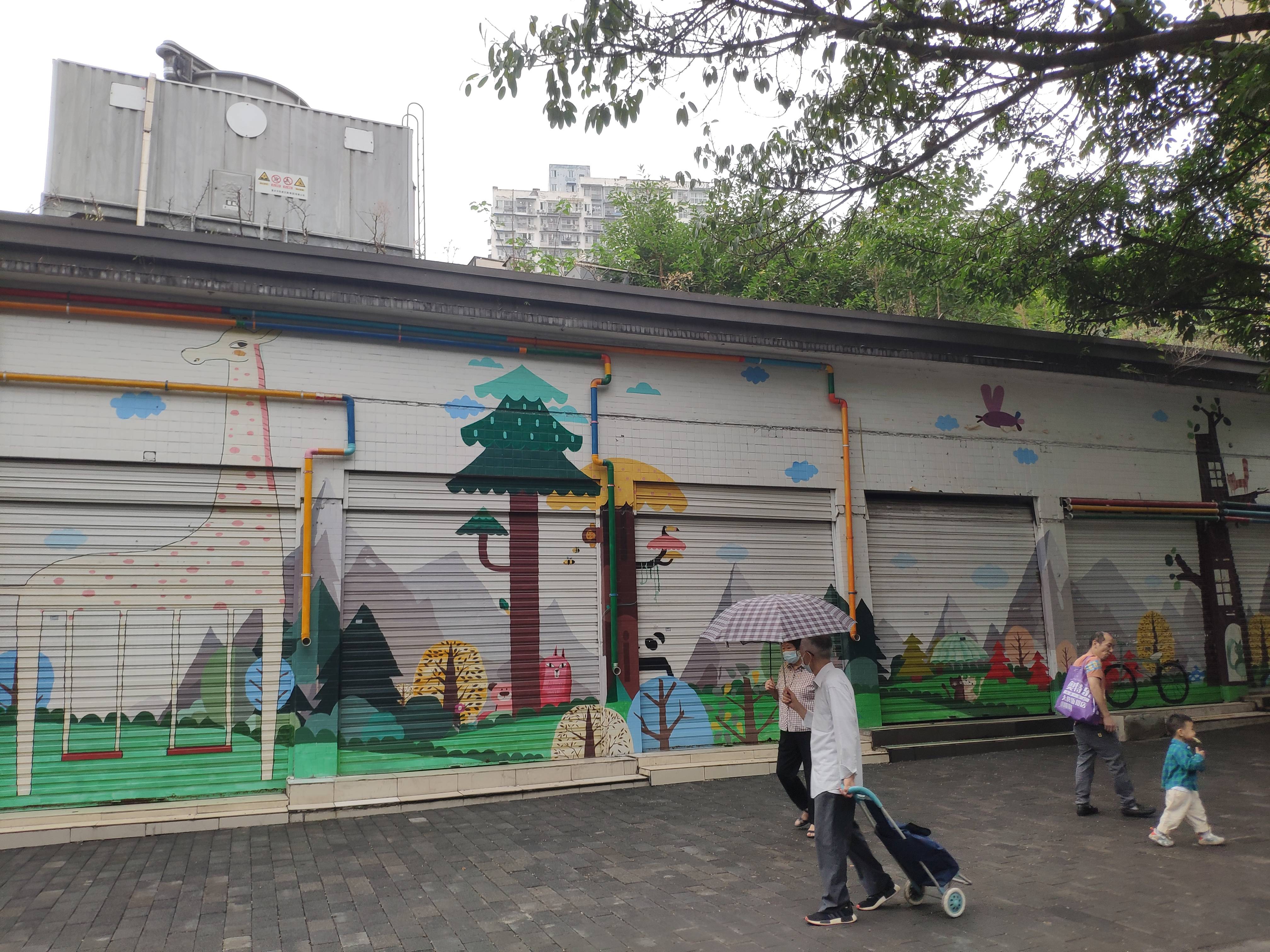 重庆街头现创意涂鸦门面,10个门面卷帘门彩绘成童话世界