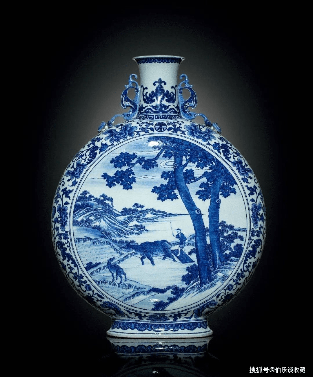 1278万！不愧是乾隆御窑「青花抱月瓶」，堪比“金砖”！_搜狐网