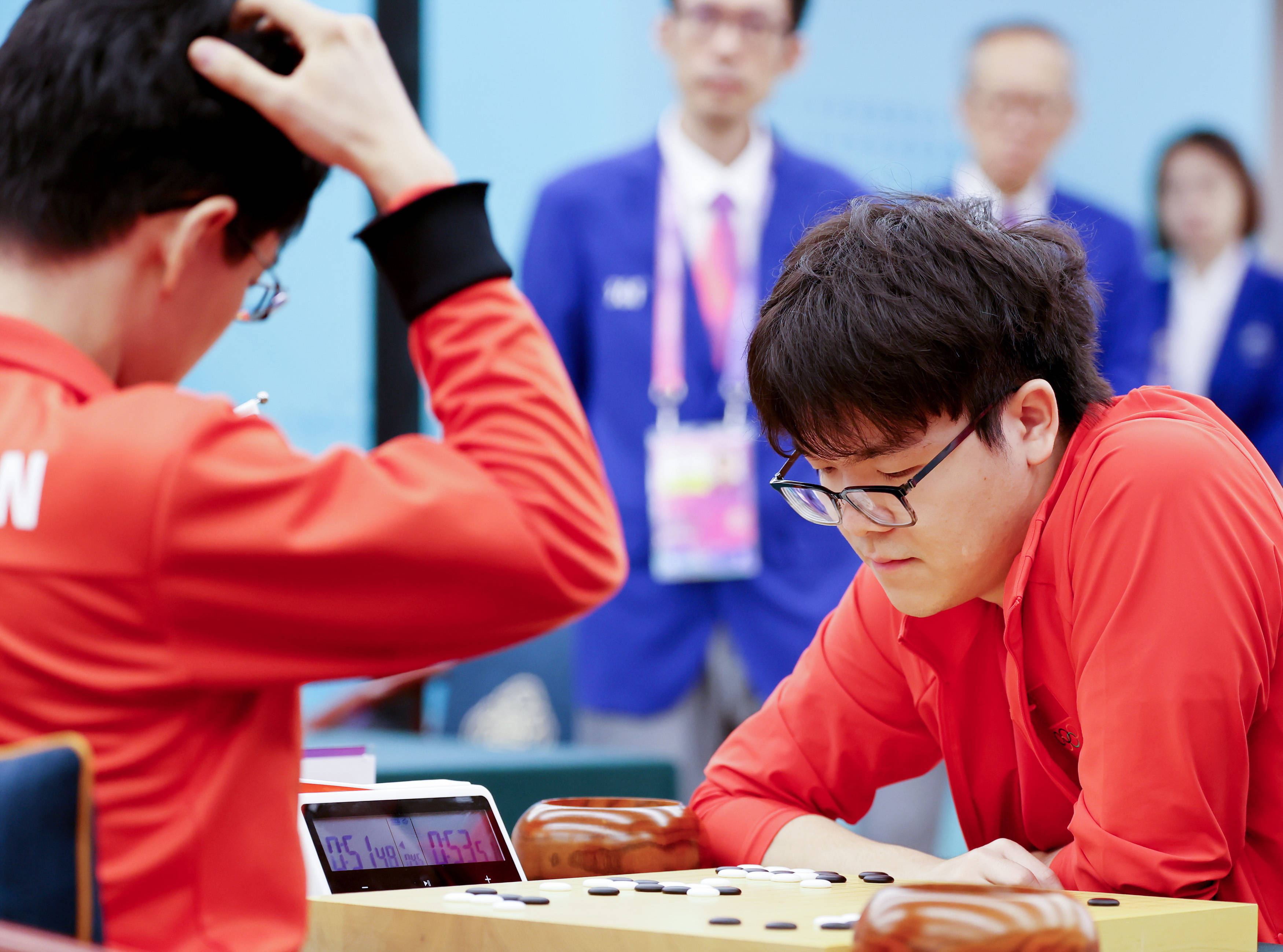 本场比赛,中国选手柯洁九段执白,日本选手一力辽九段执黑,累计210手